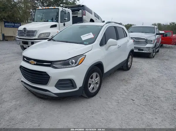 KL7CJLSB1JB692461 2018 CHEVROLET TRAX - Image 2