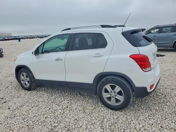 KL7CJLSB1JB693965 2018 CHEVROLET TRAX - Image 2