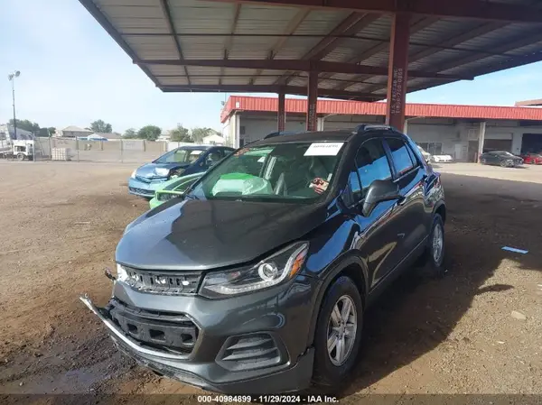 KL7CJLSB1JB709520 2018 CHEVROLET TRAX - Image 2