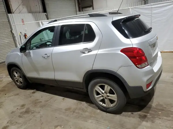 KL7CJLSB1JB715575 2018 CHEVROLET TRAX - Image 2