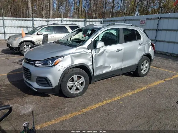 KL7CJLSB1JB717018 2018 CHEVROLET TRAX - Image 2