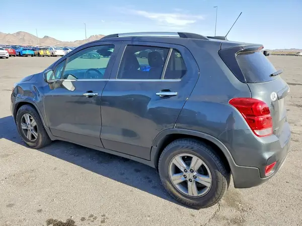 KL7CJLSB1JB721019 2018 CHEVROLET TRAX - Image 2