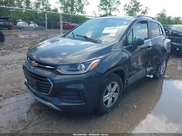 KL7CJLSB1JB725698 2018 CHEVROLET TRAX - Image 2