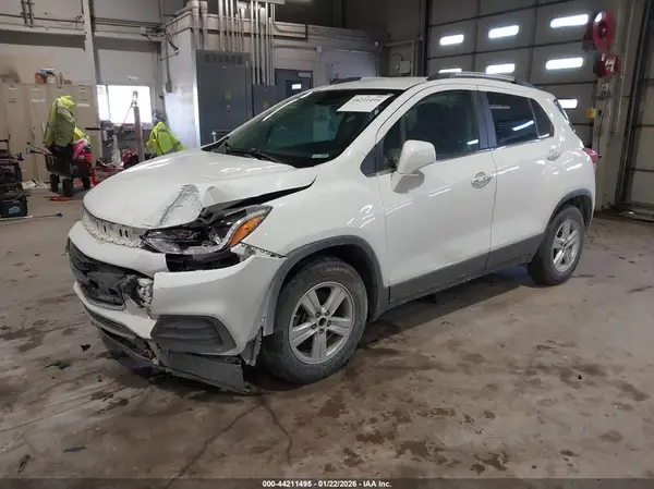 KL7CJLSB1KB723614 2019 CHEVROLET TRAX - Image 2