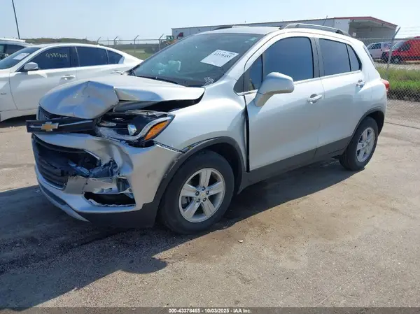 KL7CJLSB1LB010469 2020 CHEVROLET TRAX - Image 2