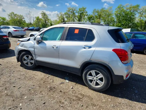 KL7CJLSB1LB015882 2020 CHEVROLET TRAX - Image 2
