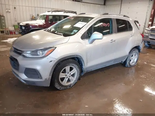 KL7CJLSB1LB019995 2020 CHEVROLET TRAX - Image 2