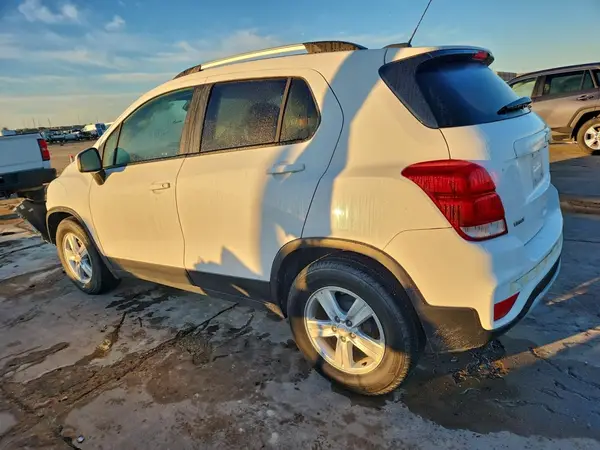 KL7CJLSB1MB310076 2021 CHEVROLET TRAX - Image 2