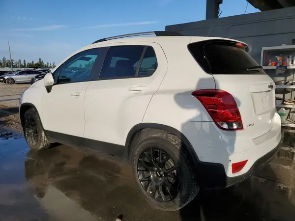 KL7CJLSB1MB335818 2021 CHEVROLET TRAX - Image 2