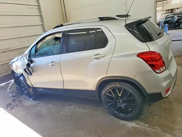 KL7CJLSB1MB352604 2021 CHEVROLET TRAX - Image 2