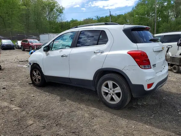 KL7CJLSB2JB532119 2018 CHEVROLET TRAX - Image 2
