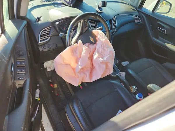 KL7CJLSB2JB545596 2018 CHEVROLET TRAX - Image 8