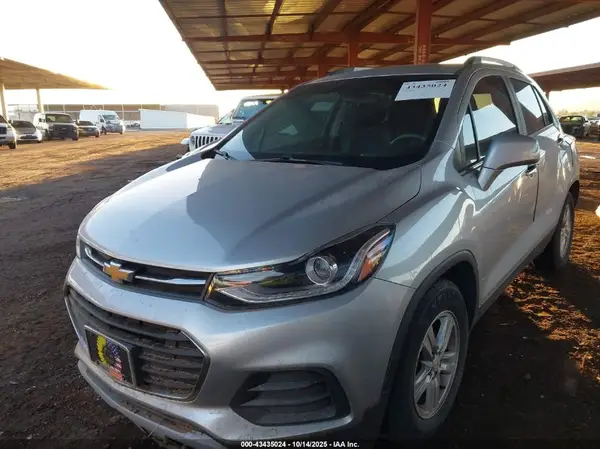 KL7CJLSB2JB548563 2018 CHEVROLET TRAX - Image 2