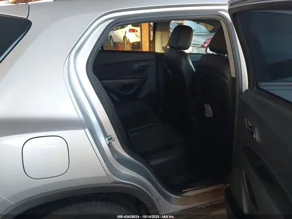 KL7CJLSB2JB548563 2018 CHEVROLET TRAX - Image 8