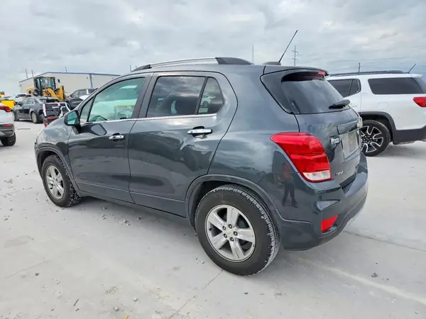 KL7CJLSB2JB582874 2018 CHEVROLET TRAX - Image 2