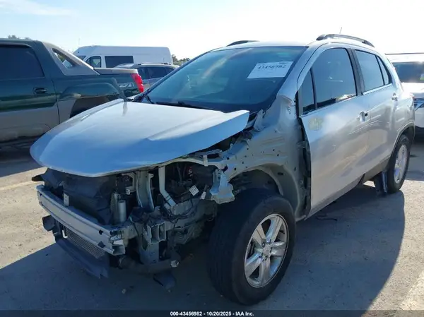 KL7CJLSB2JB583233 2018 CHEVROLET TRAX - Image 2