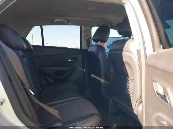KL7CJLSB2JB583233 2018 CHEVROLET TRAX - Image 8
