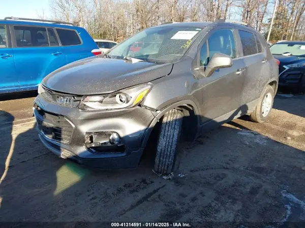 KL7CJLSB2JB615825 2018 CHEVROLET TRAX - Image 2