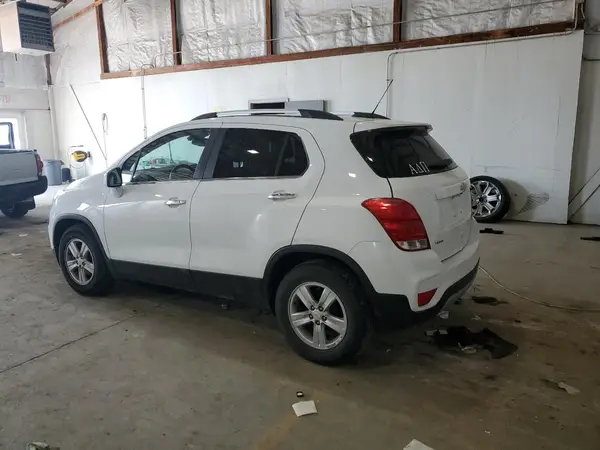 KL7CJLSB2JB633628 2018 CHEVROLET TRAX - Image 2
