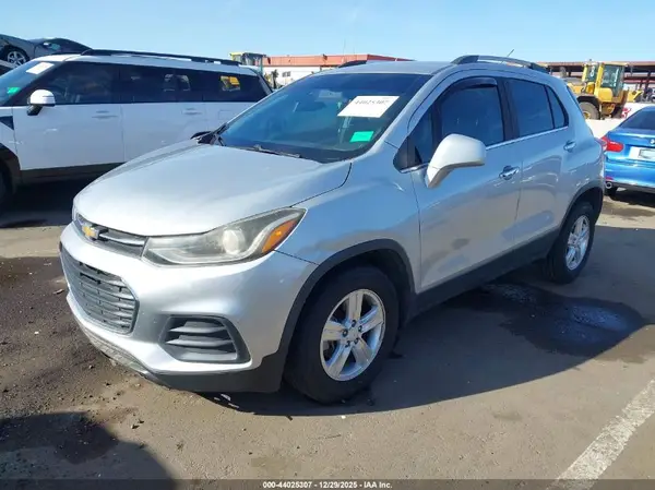 KL7CJLSB2JB650414 2018 CHEVROLET TRAX - Image 2