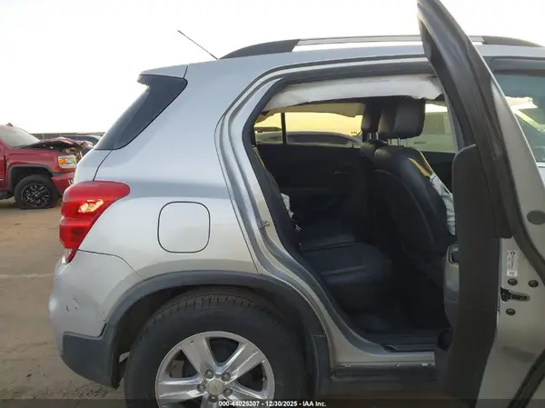 KL7CJLSB2JB650414 2018 CHEVROLET TRAX - Image 8