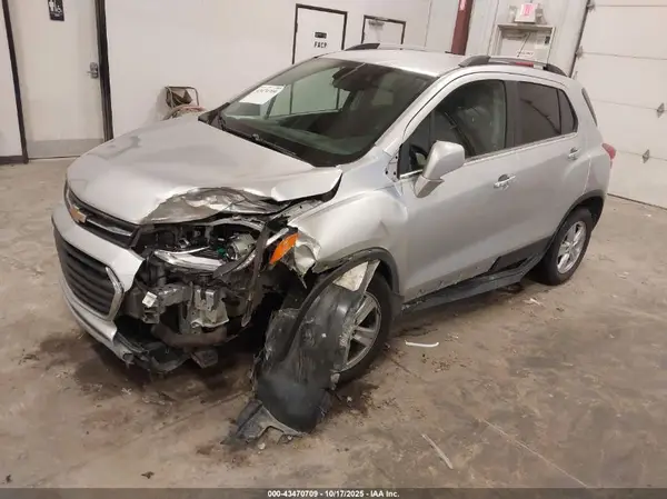 KL7CJLSB2JB651515 2018 CHEVROLET TRAX - Image 2