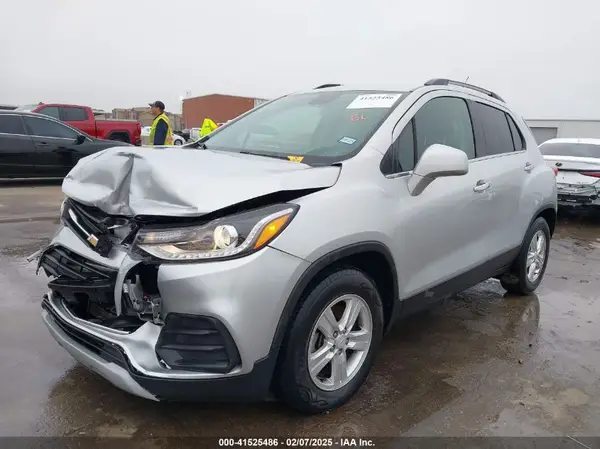 KL7CJLSB2JB704973 2018 CHEVROLET TRAX - Image 2