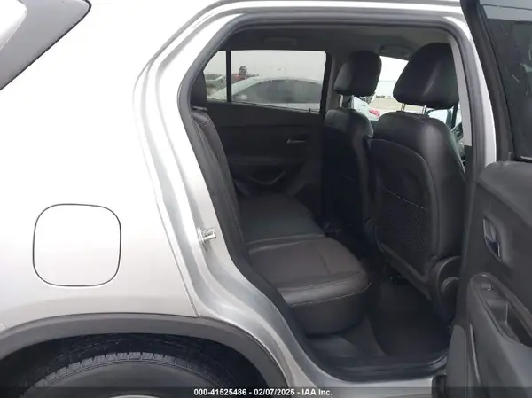 KL7CJLSB2JB704973 2018 CHEVROLET TRAX - Image 8