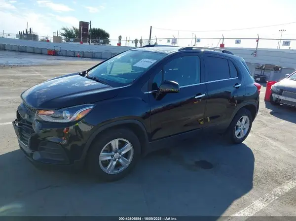 KL7CJLSB2KB859301 2019 CHEVROLET TRAX - Image 2