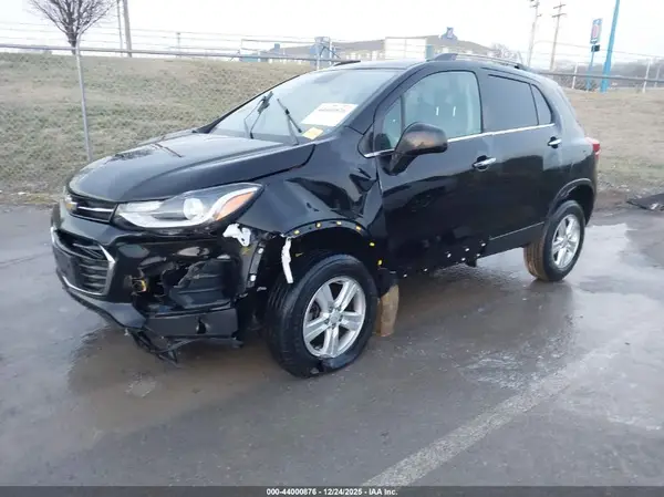 KL7CJLSB2KB882495 2019 CHEVROLET TRAX - Image 2