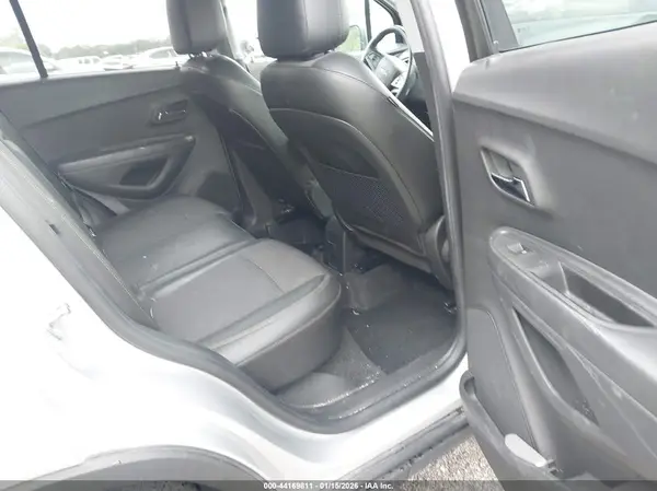 KL7CJLSB2KB915804 2019 CHEVROLET TRAX - Image 8