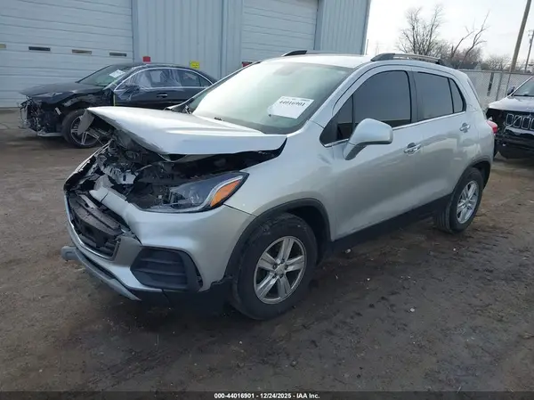 KL7CJLSB2KB961875 2019 CHEVROLET TRAX - Image 2