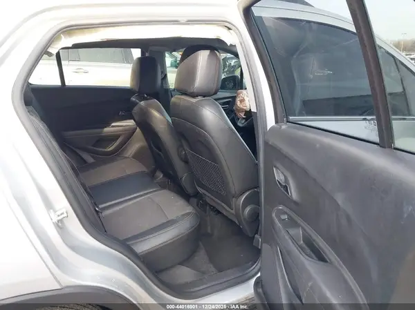 KL7CJLSB2KB961875 2019 CHEVROLET TRAX - Image 8