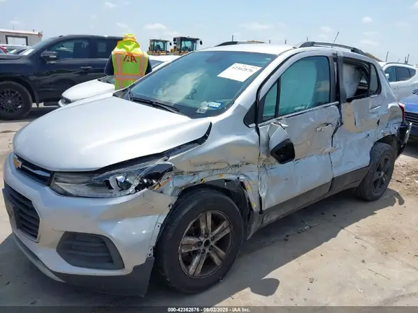 KL7CJLSB2LB320386 2020 CHEVROLET TRAX - Image 2