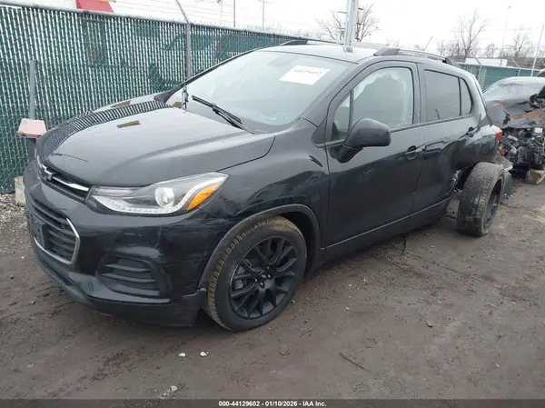 KL7CJLSB2LB352898 2020 CHEVROLET TRAX - Image 2