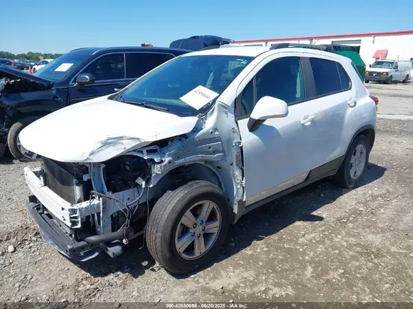 KL7CJLSB2MB329347 2021 CHEVROLET TRAX - Image 2