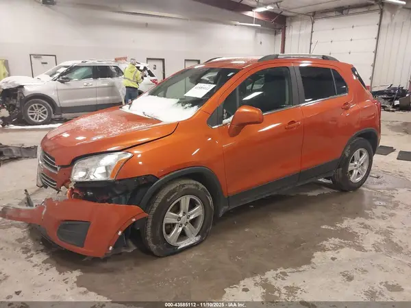 KL7CJLSB3GB678392 2016 CHEVROLET TRAX - Image 2