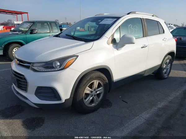 KL7CJLSB3JB513739 2018 CHEVROLET TRAX - Image 2