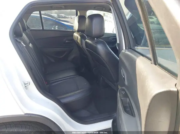 KL7CJLSB3JB513739 2018 CHEVROLET TRAX - Image 8