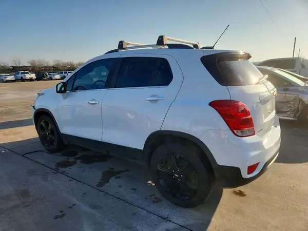 KL7CJLSB3JB519136 2018 CHEVROLET TRAX - Image 2