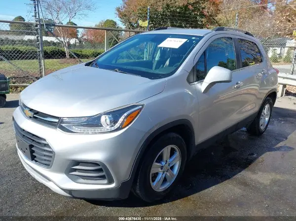 KL7CJLSB3JB571916 2018 CHEVROLET TRAX - Image 2