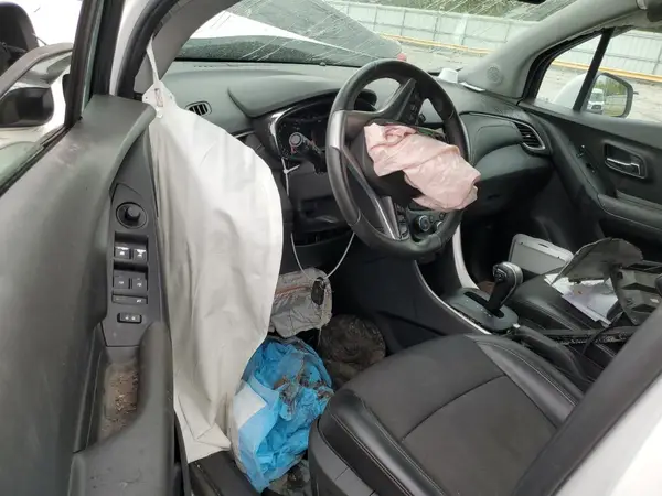 KL7CJLSB3JB593608 2018 CHEVROLET TRAX - Image 8