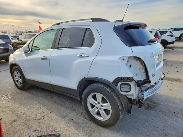 KL7CJLSB3JB626803 2018 CHEVROLET TRAX - Image 2