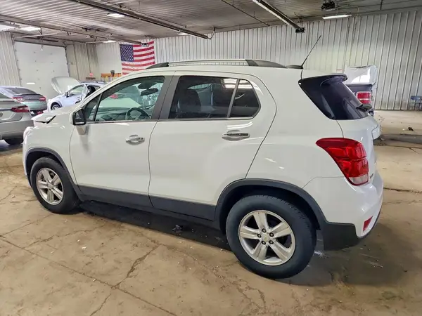 KL7CJLSB3JB633783 2018 CHEVROLET TRAX - Image 2