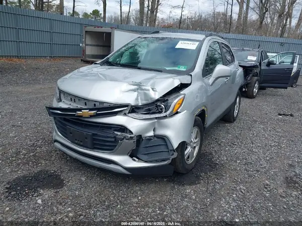 KL7CJLSB3JB639471 2018 CHEVROLET TRAX - Image 2