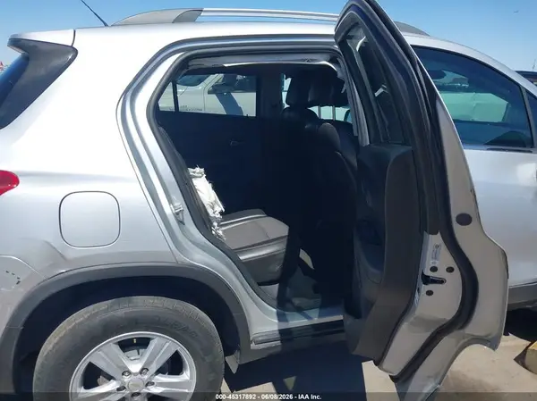 KL7CJLSB3JB650468 2018 CHEVROLET TRAX - Image 8