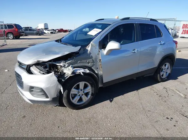 KL7CJLSB3JB698472 2018 CHEVROLET TRAX - Image 2