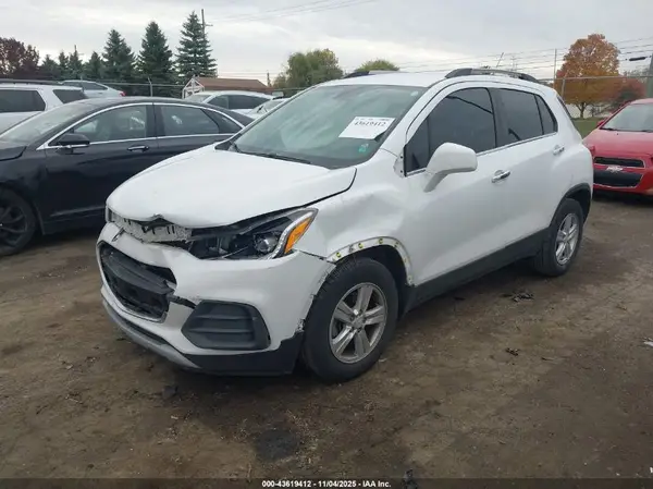 KL7CJLSB3JB704500 2018 CHEVROLET TRAX - Image 2