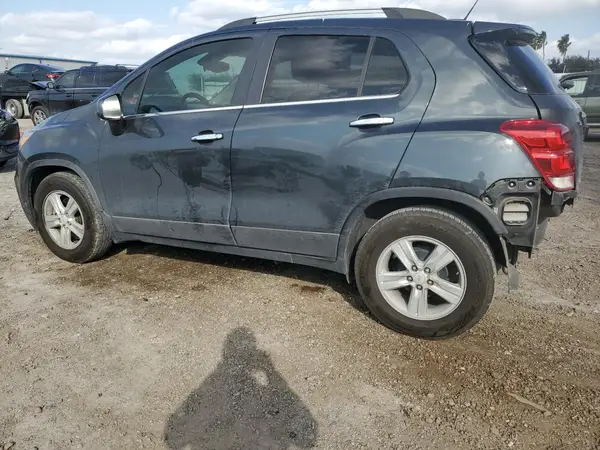 KL7CJLSB3JB722804 2018 CHEVROLET TRAX - Image 2