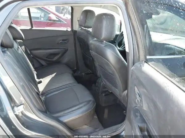 KL7CJLSB3JB724388 2018 CHEVROLET TRAX - Image 8